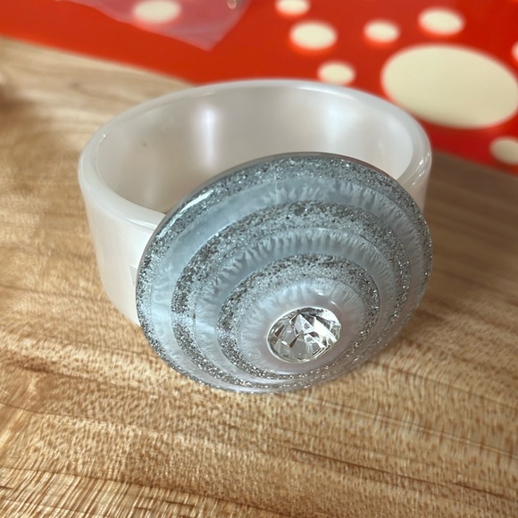 Lucite made in Italy bracelet - 1 inch band 8 inch diameter - Picture 1 of 5